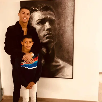 Minieri - Ronaldo na tle swojego portretu, prezent od Bernardeschiego ( ͡° ͜ʖ ͡°) 
#...