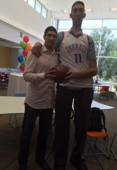 MuzG - 211cm ma zawodnik NBA Enes Kanter, gościu po lewej stronie zdjęcia.

SPOILER...