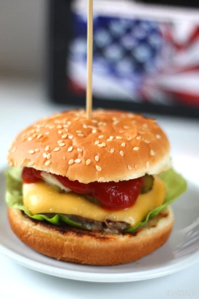 Fisher255 - #burger #jedzenie #wykalaczki #pytanie 

po co się wbija wykałaczki w kan...