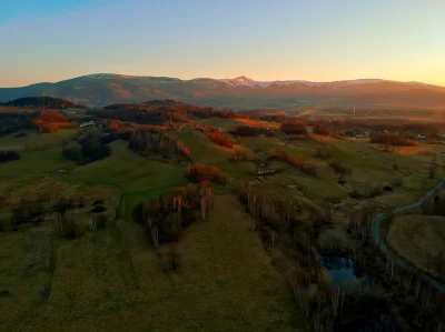 Izanagi013 - Widoczne na zdjęciu pasmo górskie to Karkonosze, z najwyższym szczytem Ś...