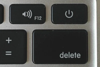 L.....m - Power button nad delete/backspace i obok podgłaśniania to największy trolli...