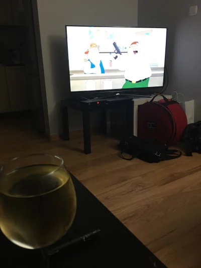 John_Clin - Przy #familyguy nawet zimne #wino wchodzi elegancko. #pijzwykopem