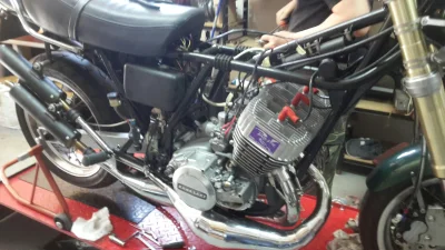 Dymass - Kawasaki H1 na pelnej bombie :D rama od H1 500cc, silnik H2 750cc, kute tlok...