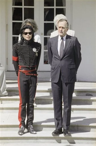 artpop - @Satan696: Ma na sobie oryginalną kurtkę Michaela Jacksona, który on ubrał p...