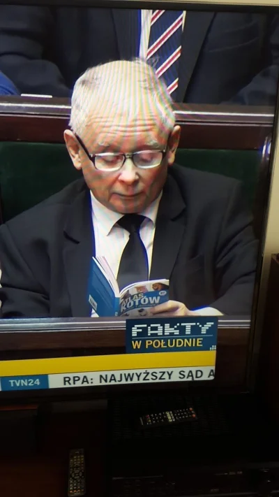 stach71 - Prezes partii rządzącej przegląda atlas kotów podczas drugiego czytania ust...