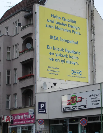 brattland - Dzielnica Neukölln, Berlin, Niemcy. Reklama IKEA po niemiecku i turecku n...