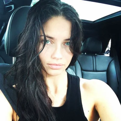 Pieczarka - Adriana Lima wczoraj skończyła 35 lat. Wciąż trzyma się (chyba) nieźle.
...