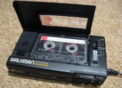 tomyclik - To były czasy...
 A to w środku to kaseta magnetofonowa ;)