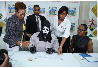 bitcoholic - Zwycięzca #lotto na Jamajce odbiera nagrodę.

W wielu miejscach odbiór...