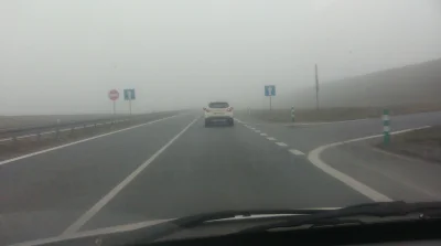 dzejzon - Bez jaj. Mgła, ledwo co widać, a kobieta bez świateł na obwodnicy #wroclaw....