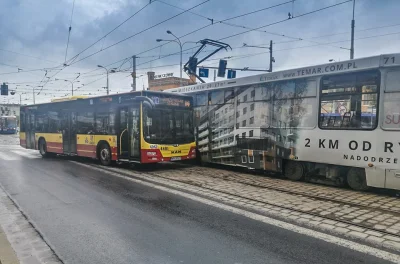 MiejscaWeWroclawiu - Je***. http://miejscawewroclawiu.pl/kolizja-autobusu-z-tramwajem...