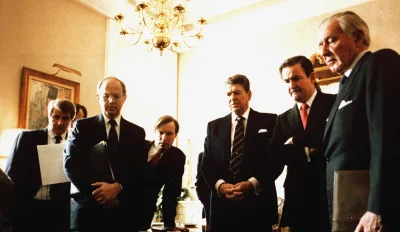 A.....1 - Prezydent Ronald Reagan i jego współpracownicy oglądają w TV relację z kata...