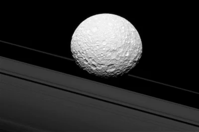 d.....4 - Mimas na tle pierścieni Saturna. Sonda Cassini wykonała poniższe zdjęcie w ...