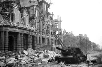d.....4 - Zniszczony SU-152 na ulicach Poznania, 1945

#militaria #drugawojnaswiatowa