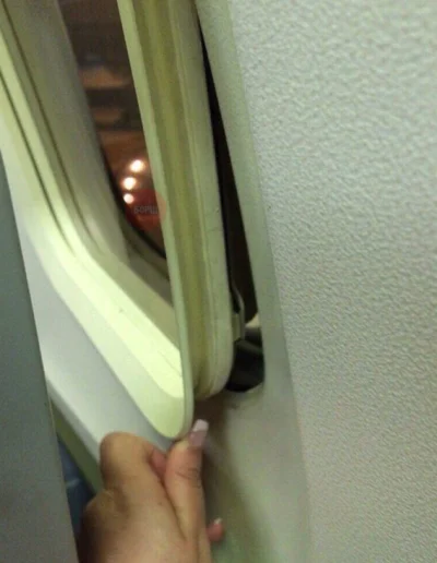 I-____-I - Mirki, w jaki sposób uchyla się okno w nowszych samolotach? 
#samoloty #l...