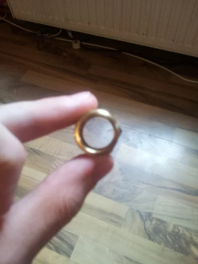 Ignacyk132 - Ładny kupiłem pierścionek¿ Na boku ma wygrawerowane "Bądź moją płaską dw...