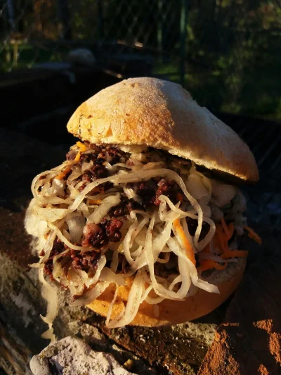krabsik - Kaszankaburger z grillowaną kiszoną kapustą podwędzony na drzewie czereśnio...