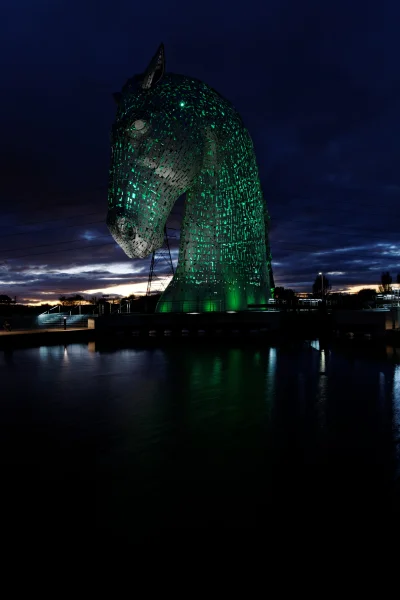 DevilishHornet - W 2013 roku wybudowano trzydziestometrowe posągi koni w Falkirk. Prz...