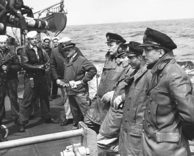 N.....h - Załoga U-boota U-805 na pokładzie USS Varian (DE-798).
15 maja 1945

#ii...