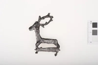 HorribileDictu - Ażurowa plakietka w postaci miniaturowego jelenia zwróconego w prawo...
