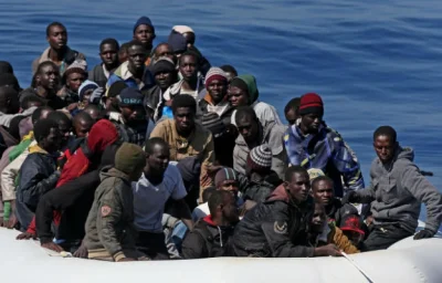 rotero - Bezbronne, przymierające głodem afrykańskie kobiety i dzieci płyną, aby wbog...
