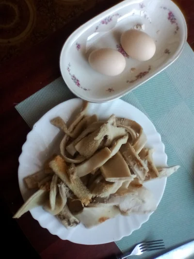 anonymous_derp - Dzisiejsze śniadanie: Duszone flaki wołowe, 2 jajka na miękko, sól.
...