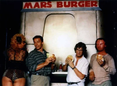 kamdz - #zdjecianieznane #arnoldschwarzenegger #wtf 

Arnold je burgera na Marsie i o...