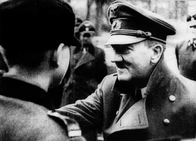 Rajtuz - 25 kwietnia 1945 r. Adolf Hitler odznacza przed swoim bunkrem członków Hitle...