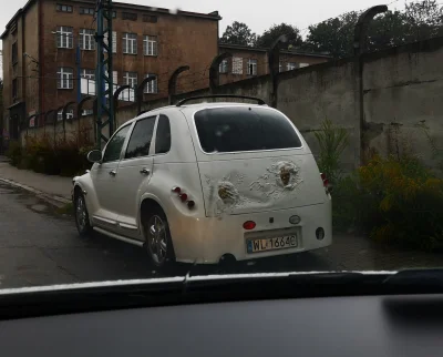 tooreck - Coś wychodzi z tego samochodu xD nie ma co piękny #tuning #motoryzacja #wtf...