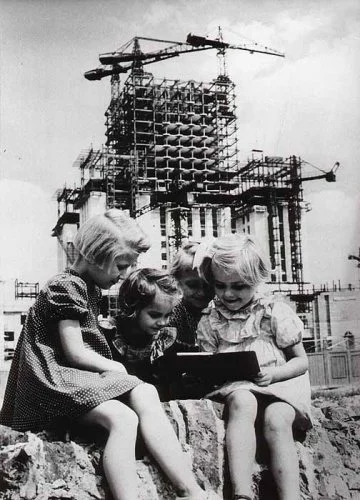 KYK_ - Dzieci bawiące się tabletem na placu budowy pałacu kultury.

#ciekawostki #his...