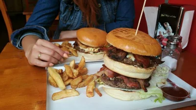 D3lt4 - Jeśli jeszcze raz ktoś zapyta o jedzenie w #warszawa...
Barn Burger jest kró...