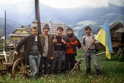 Aryo - 1989 rok - wnoszenie przez studentów flagi na górę Pop Iwan w ukraińskiej częś...