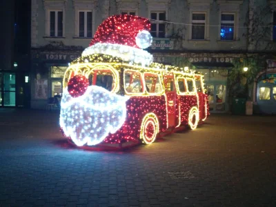 sylwke3100 - Taki świąteczny autobusik ozdobny z Sosnowca

#zaglebie #sosnowiec