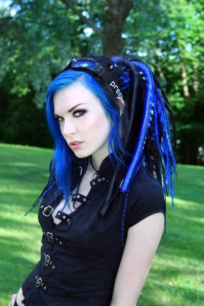 V.....d - Gdyby nie dreadloki to byłby #ladnapani #neonhair

 @famina chyba masz ją n...