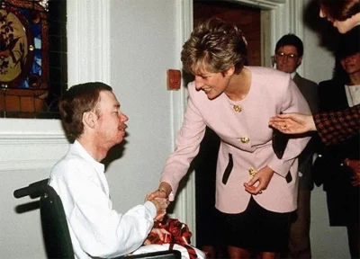 WezelGordyjski - Księżna Diana wita się bez rękawiczek z pacjentem chorym na AIDS. W ...