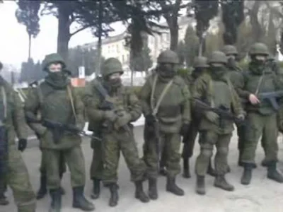Centurio93 - Nieuzbrojony ukraiński oficer powstrzymuje Rosjan przed wywiezieniem bro...