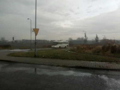 sylwke3100 - Wypierdek wśród michałkwickich pól - czyli autobus SOR linii 222 zbliża ...