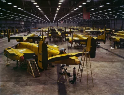 K.....5 - #historia #ciekawostki #lotnictwo #fotohistoria

Bombowce B-25 montowane ...