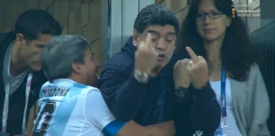 InOut - #mundial #maradona #pilkanozna
Maradona pozdrawia kibiców