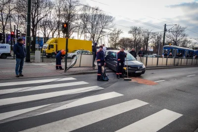 metaxy - Ktoś z #krakow ma informacje jak gość Renault dał radę to zrobić? Koło Placu...
