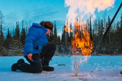 antros - Niesamowicie wygląda ogień "wydobywający się z lodu", w jeziorach produkując...