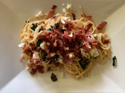 Vymioth - Spaghetti ze szpinakiem, suszonymi pomidorami serem feta posypane podsmażon...