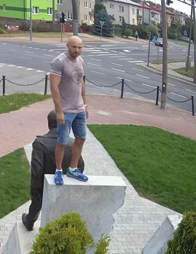 NapalInTheMorning - Policja poszukuje mężczyznę, który... wszedł na pomnik Kaczyńskie...