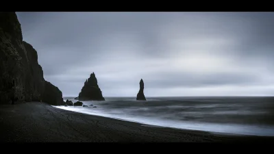 swrsc - Słynna plaża niedaleko miejscowości Vik na Islandii. Czarny piasek robi napra...