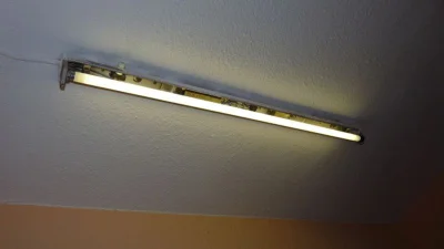 cder - Oświetlenie świetlówkami nie jest wskazane w pomieszczeniach, gdzie pracują wi...