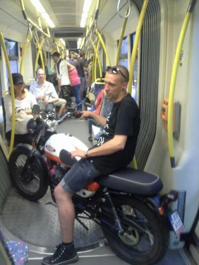 gosuvart - #elo #lodz co wy tam wyrabiacie? #heheszki 
Na motorze tramwajem w Łodzi x...