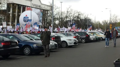 polek172 - Co tu się k***a dzieje. Głowa boli od tego trąbienia już! Od ponad godziny...