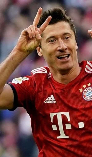 lukeeer - Robert Lewandowski nawet po strzeleniu bramki pamięta na kogo wysyłać smsy,...