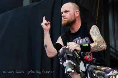 BlackLight - @vimes81: przypomina wokalistr five figer death punch (ivan moody)