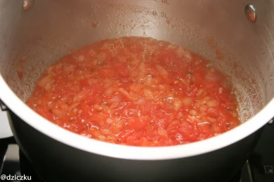 dziczku - Do rozgrzanego garnka wrzucamy pomidory oraz cebulę i mieszając gotujemy do...